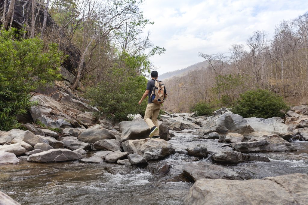VALLEY CROSSING - Test your strength and endurance as you trek across a scenic valley.