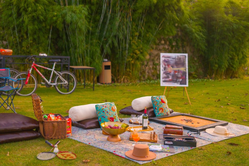 Unwind with a picnic on the estate’s grounds. Sip, play, paint, or simply relax amid the quiet of the hills, letting every moment stretch at your own pace.