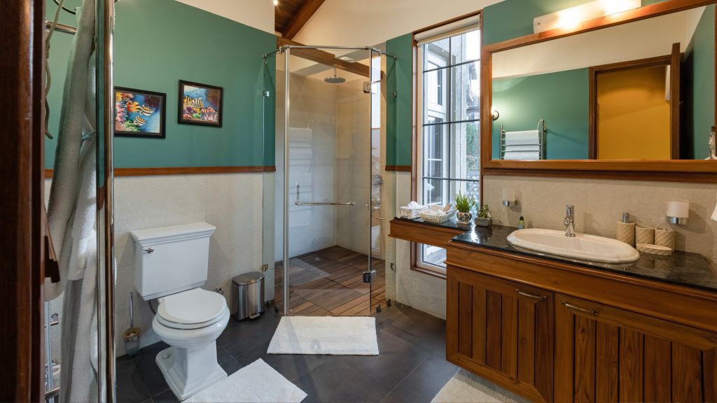 Cedarwood-bathroom2
